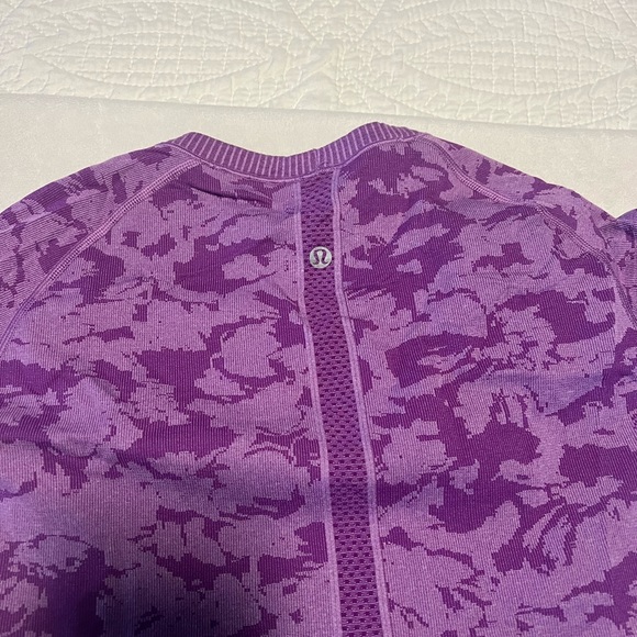 Lululemon Swiftly Tech Long Sleeve Crew Purple Camo Size 10 - Picture 12 of 16